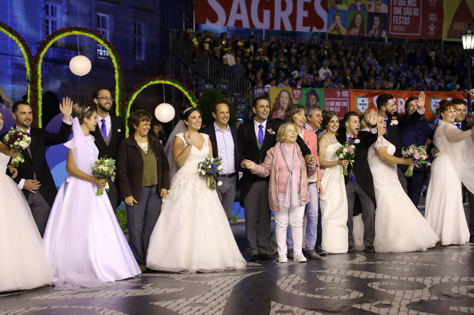 Noivos de Santo António também participaram no desfile