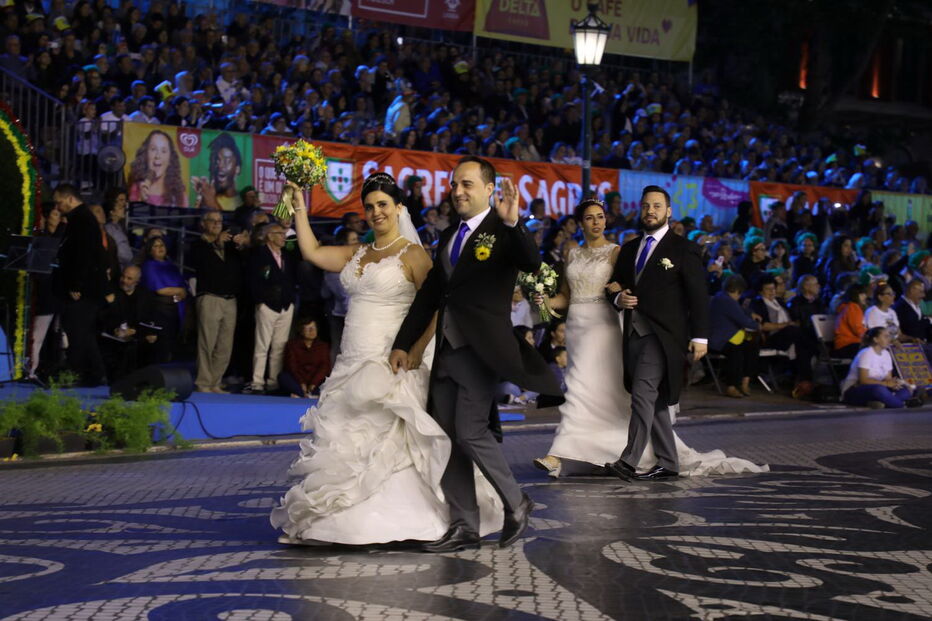 Noivos de Santo António também participaram no desfile