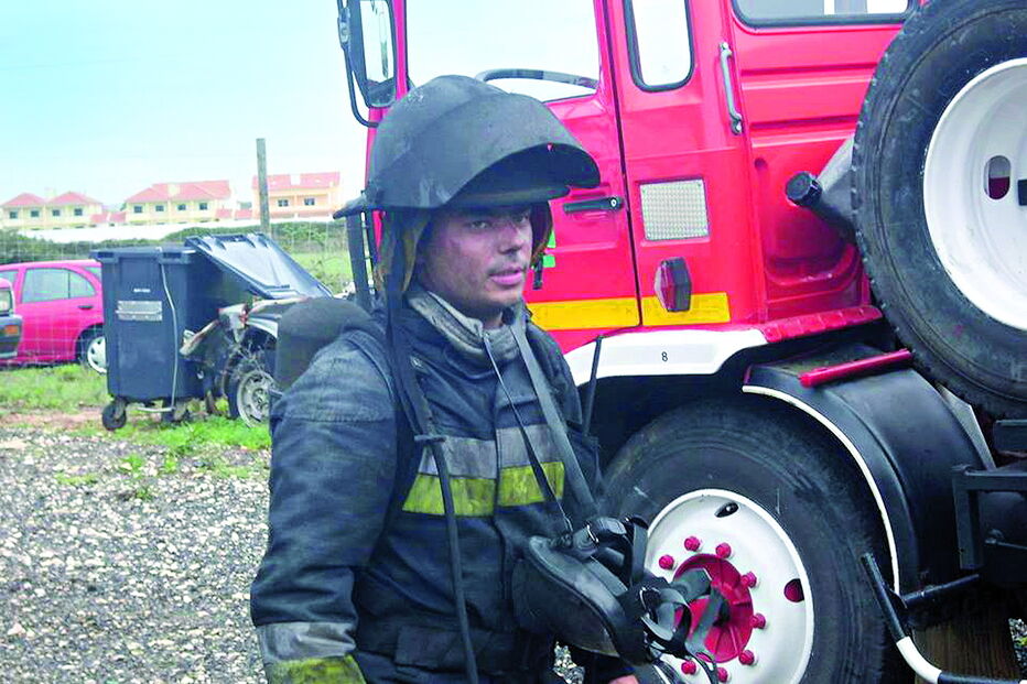 Gonçalo Monteiro estava de folga quando viu fumo no prédio. Entrou numa casa em chamas e retirou algumas pessoas