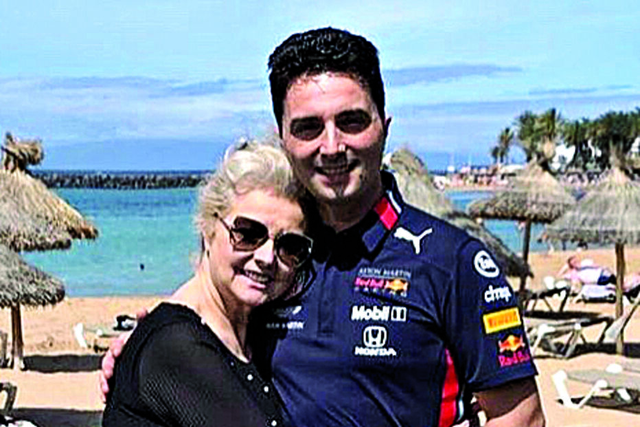 Cantora e o filho, Marco Caneira, acusado de violação de menor  