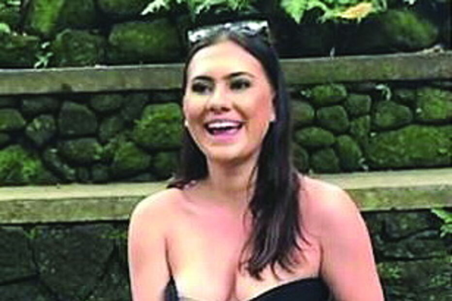 Macaco atrevido ‘despe’ turista em Bali