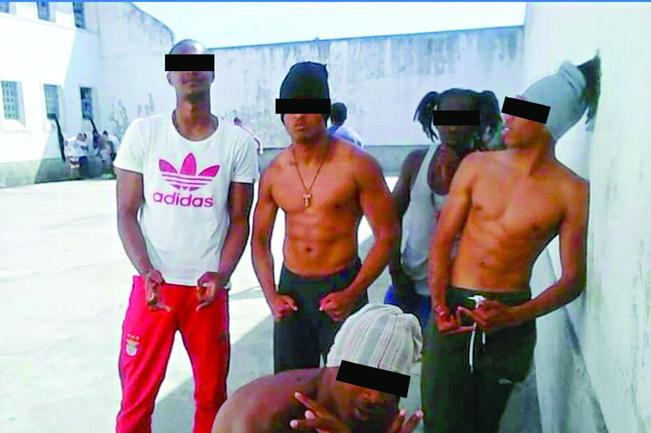 Grupo em pátio de prisão 
