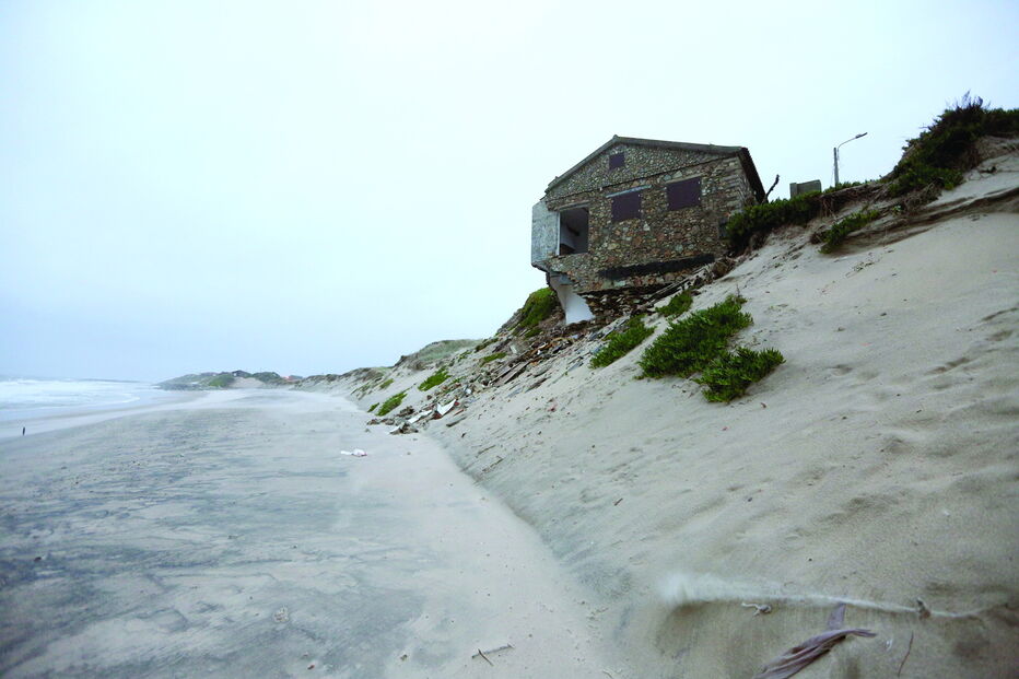 O mar já chegou perto de casas na praia de Ofir, Esposende – a subida das águas ameaça a costa de Portugal continental