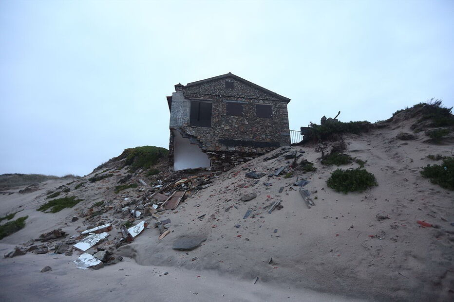 O mar já chegou perto de casas na praia de Ofir, Esposende – a subida das águas ameaça a costa de Portugal continental