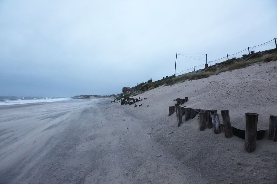 O mar já chegou perto de casas na praia de Ofir, Esposende – a subida das águas ameaça a costa de Portugal continental