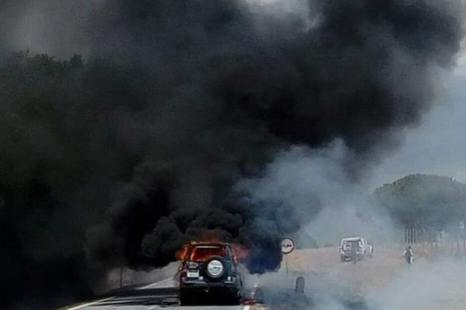  Carro em chamas em incêndio florestal em Samora Correia