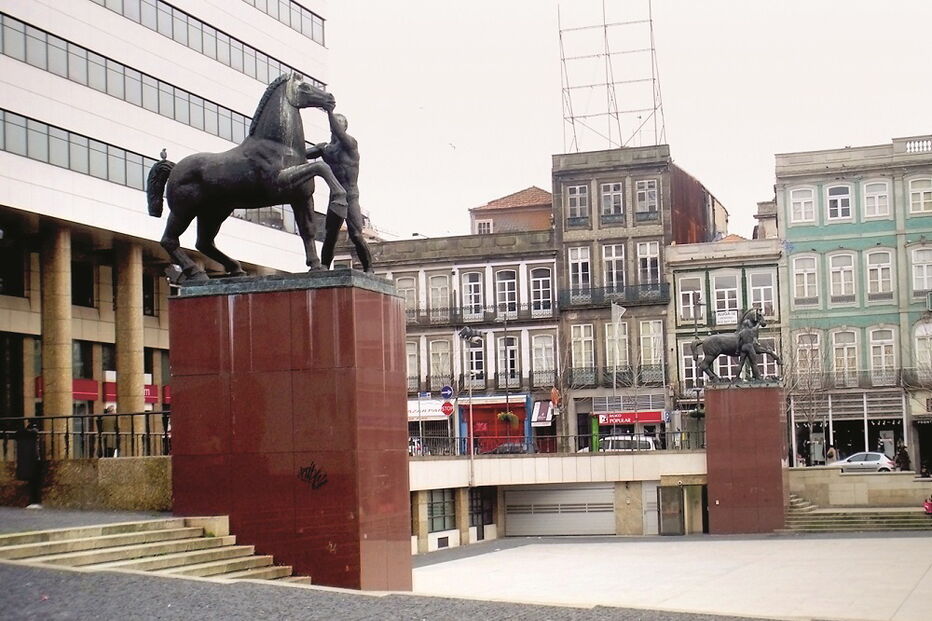 Suspeitos de recetação foram apanhados na praça D. João I, no Porto 