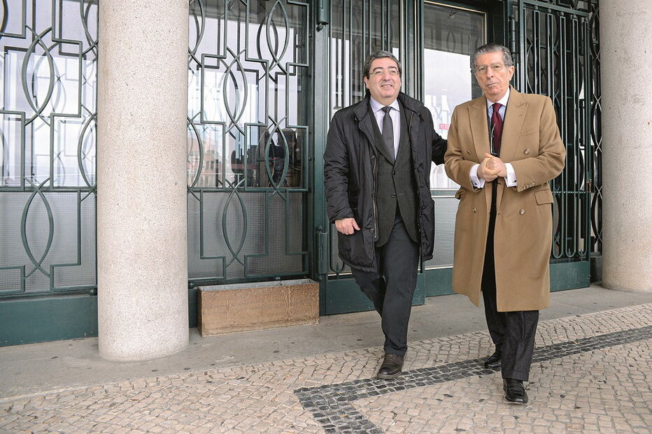 Vítor Pereira, presidente da Câmara da Covilhã (à esquerda), com o seu advogado, durante julgamento no ano passado  