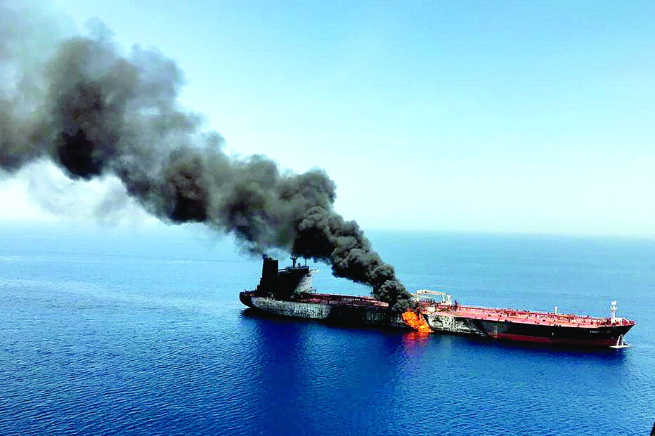 Petroleiro em chamas no golfo de Omã, após um alegado ataque iraniano