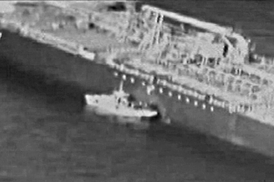 Imagens divulgadas pelos EUA que mostram alegados iranianos a tirar uma mina que não explodiu