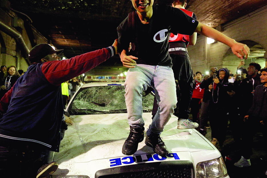 Carro da polícia vandalizado 