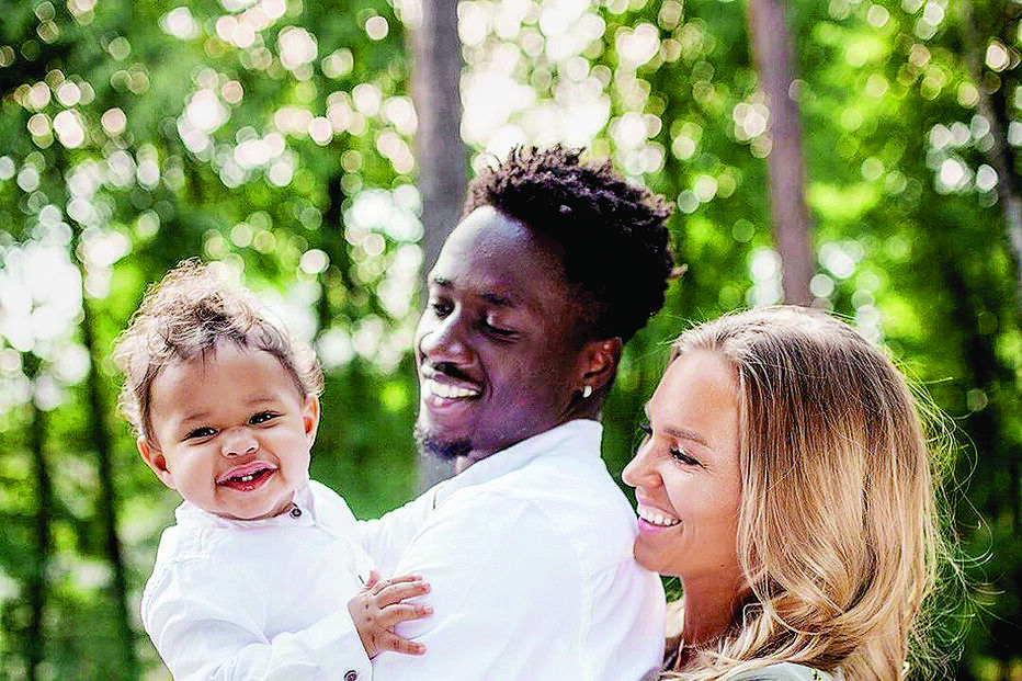 Éder e a mulher, Sanne Lopes, mostram-se babados com o filho, Kai, de nove meses