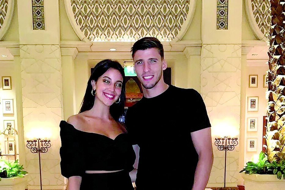 Jogador e cantora namoram desde o início do ano  