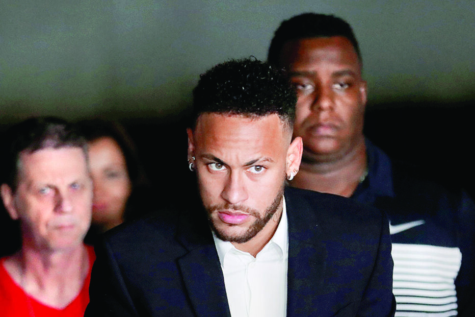 Neymar à saída da esquadra, de muletas, devido a uma lesão