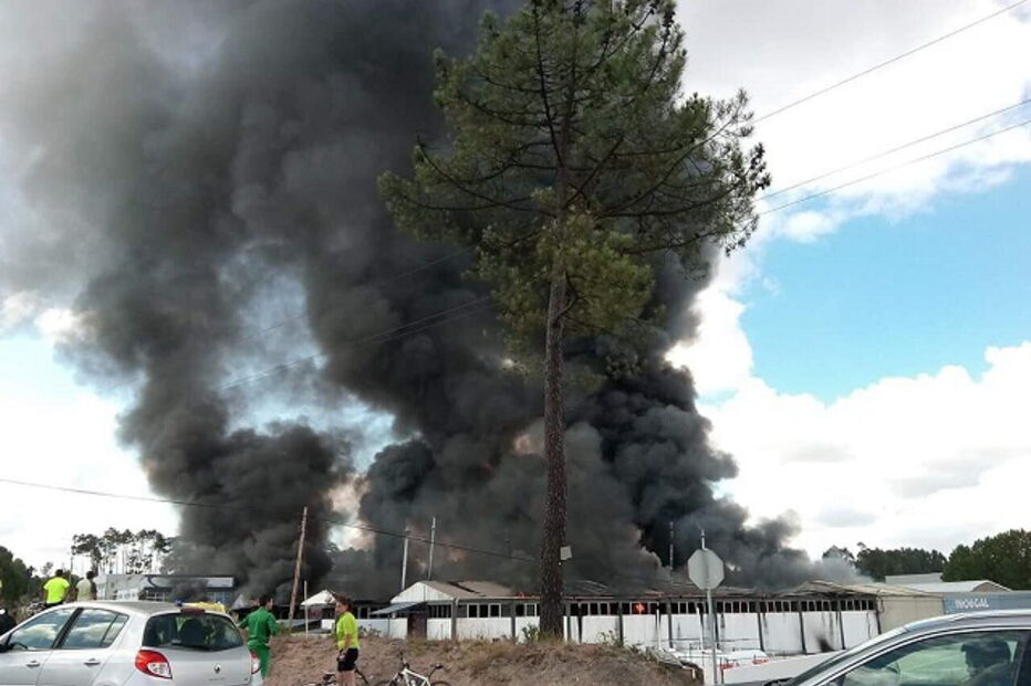 Incêndio consome fábrica de bicicletas em Oiã