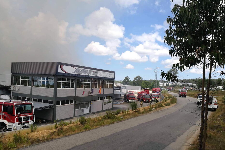 Incêndio consome fábrica de bicicletas em Oiã