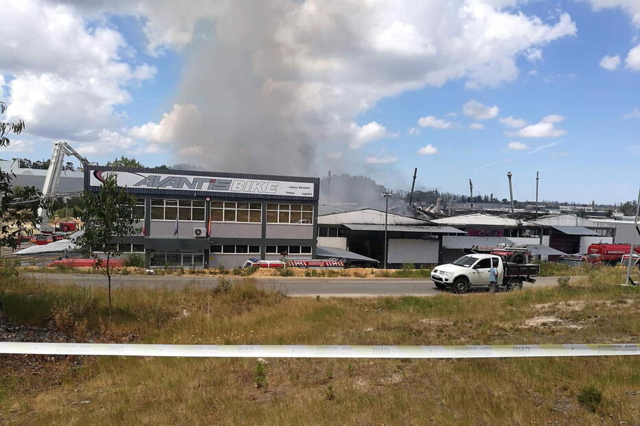 Incêndio consome fábrica de bicicletas em Oiã
