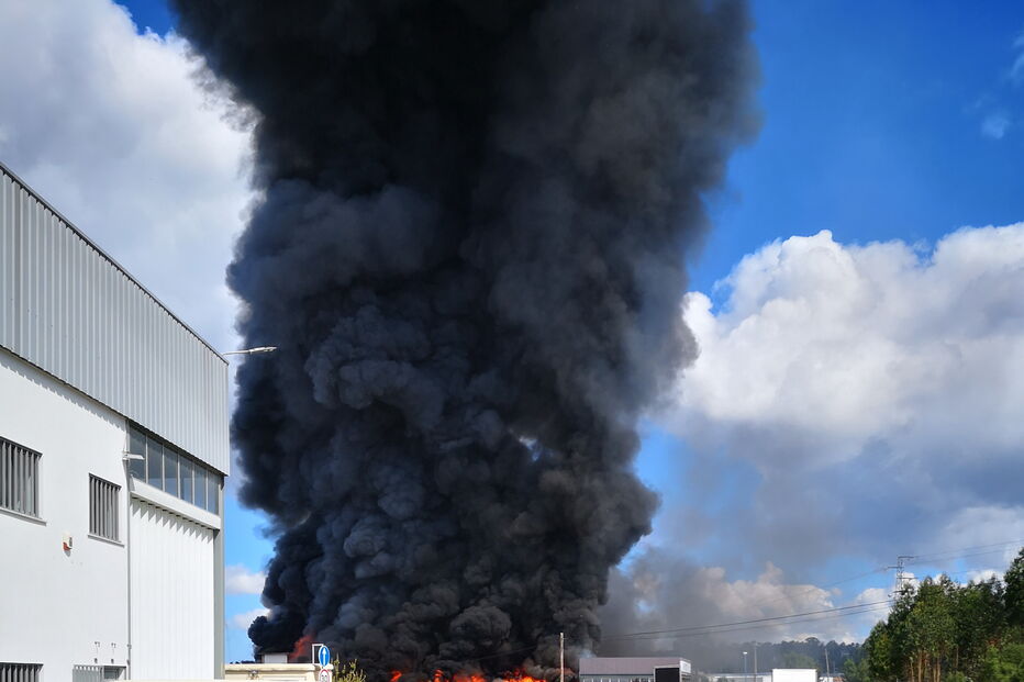 Incêndio consome fábrica de bicicletas em Oiã