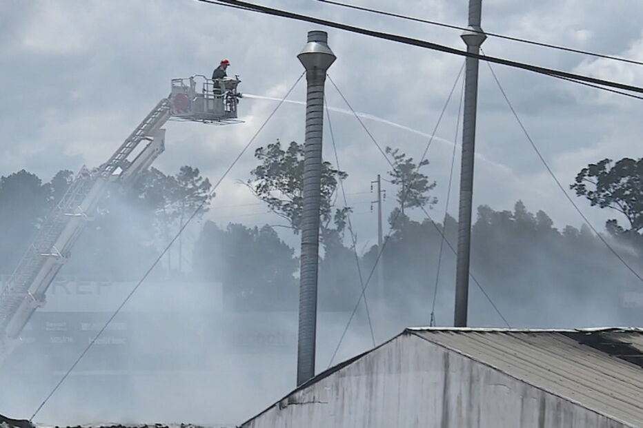 Incêndio em fábrica de bicicletas em Oiã faz três feridos. Uma das vítimas é bombeiro