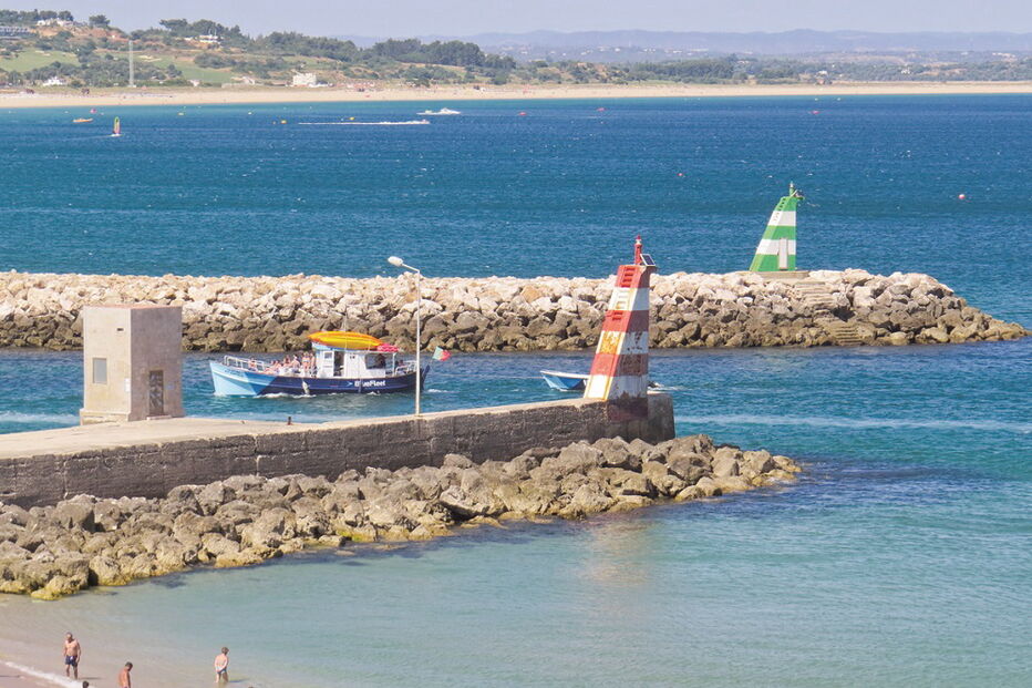 Barra devia ter cerca de quatro metros de profundidade, na baixa-mar, e tem atualmente cerca de um metro e meio