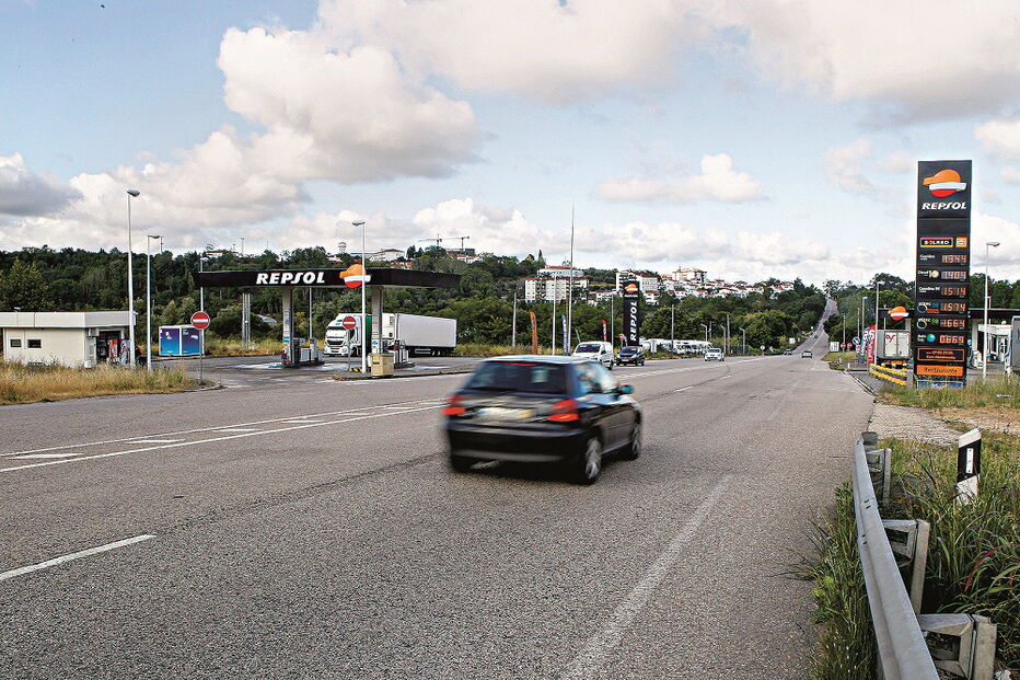 Militares tentaram abordar o veículo suspeito junto a um posto de abastecimento de combustíveis em Cernache, e o carro patrulha acabou por ser atingido a tiro  