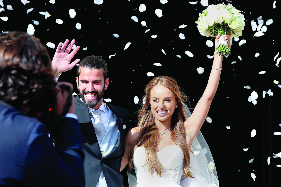 Os noivos irradiavam felicidade à saída da Igreja da Lapa, no Porto   