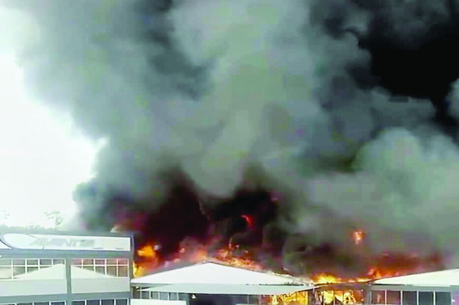 As chamas consumiram toda a parte fabril e os prejuízos são elevados