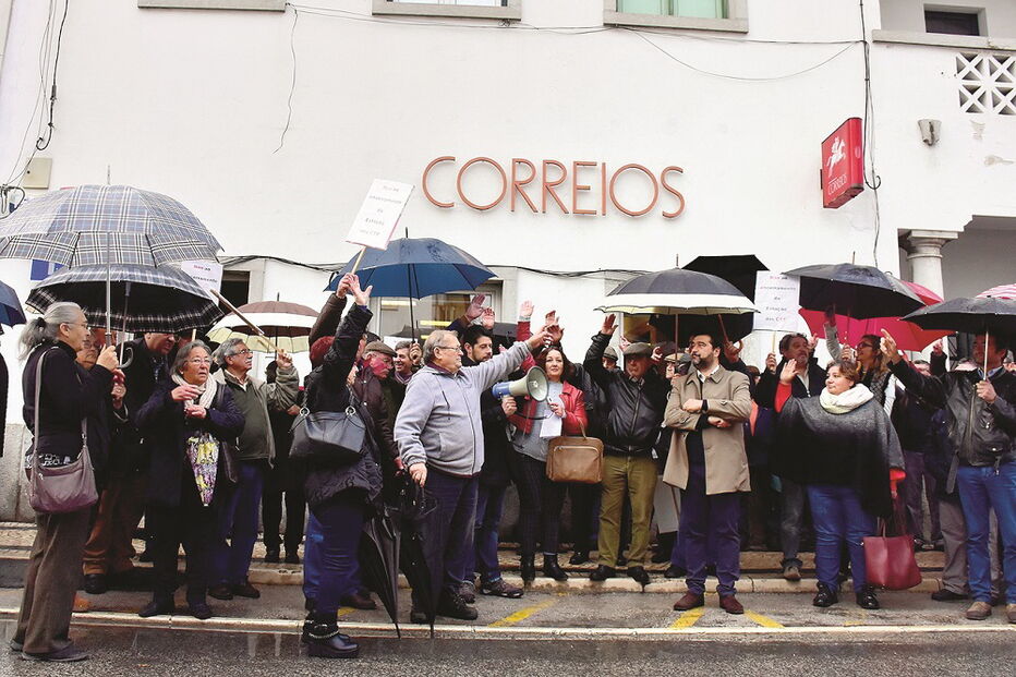 População manifestou-se contra o encerramento da estação dos Correios em Alpiarça