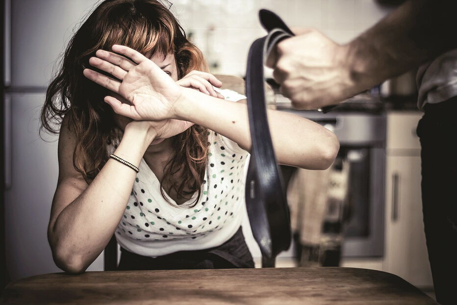 Jovem, de 17 anos, sentiu-se mal ao ver o pai a bater na mãe depois de ele e os dois irmãos terem sido ameaçados 