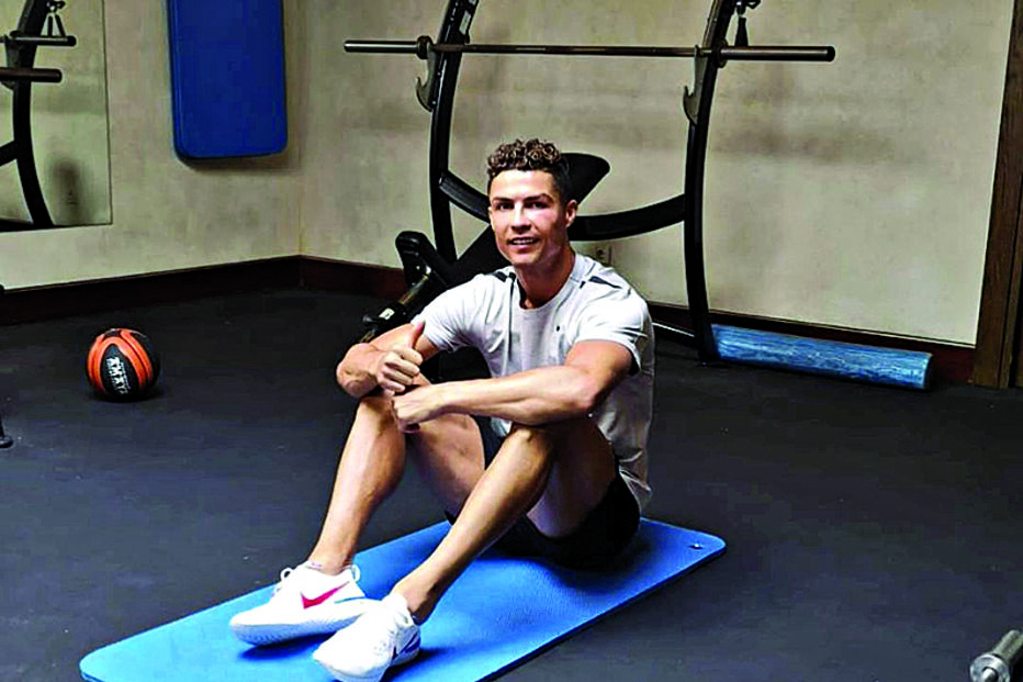 Ronaldo no ginásio do hotel onde está instalado com a família