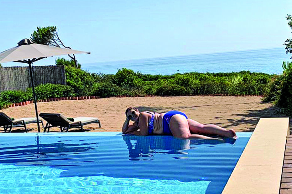 Dolores Aveiro a apanhar sol, na piscina