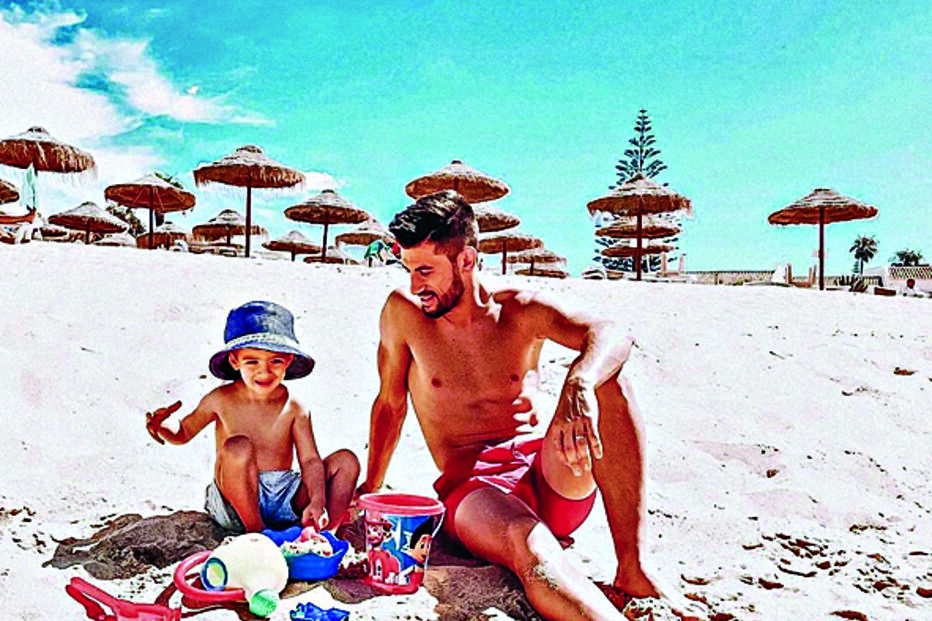 Jogador do Benfica aproveita o calor com os filhos: Afonso e Francisco 