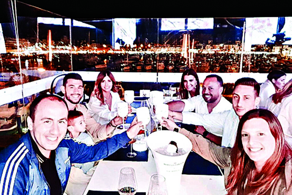 Craque tem estado na companhia da mulher e de alguns amigos