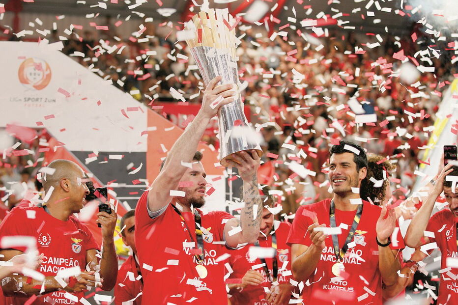 Guarda-redes Roncaglio levantou a taça, com mais de dois mil adeptos do Benfica nas bancadas 