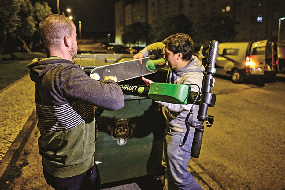 Trotinetas têm sido alvo de atos de vandalismo, sendo atiradas ao chão, para o lixo ou para o rio