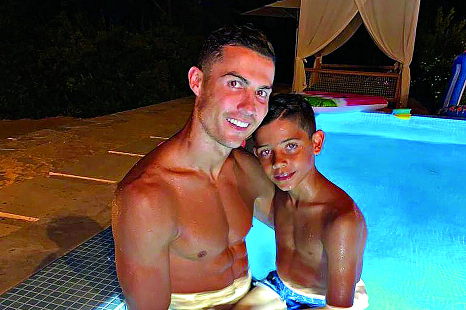 Cristiano Ronaldo felicitou o filho nas redes sociais