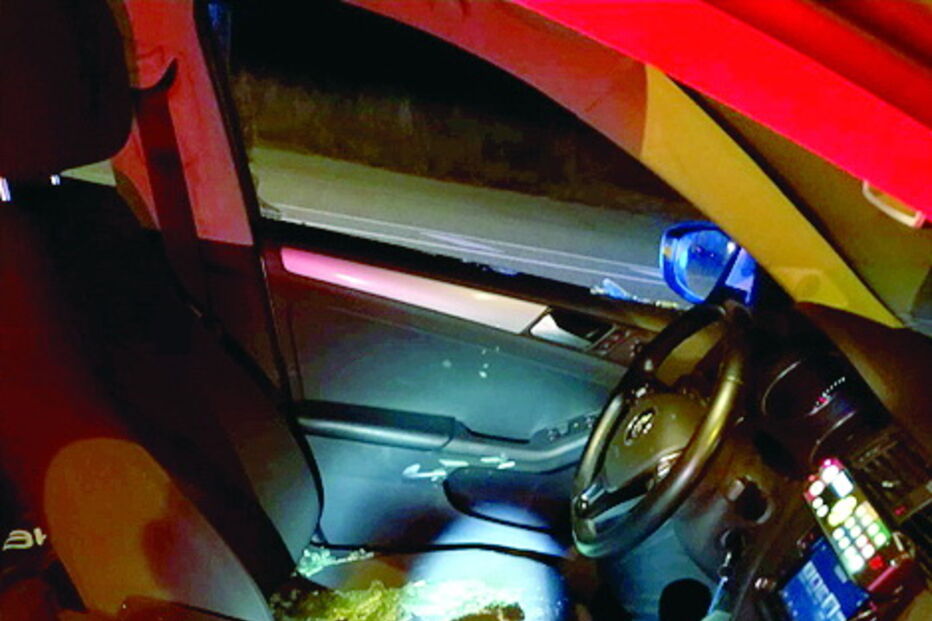 Interior do carro do GNR baleado