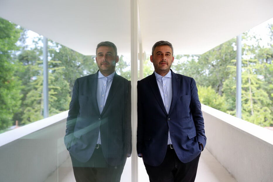 O diretor da Casa do Cinema de Manoel de Oliveira, António Preto, no parque de Serralves