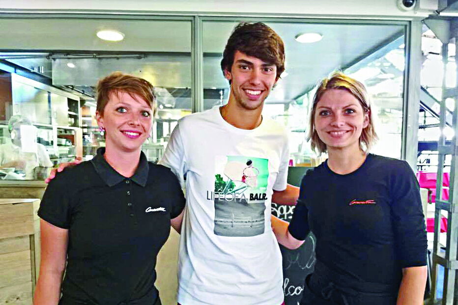 Jogador aceitou tirar fotografia com duas funcionárias do restaurante onde almoçou, em Almancil 