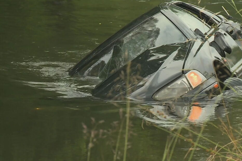 Mulher ferida após carro que conduzia cair dentro de uma vala em Coimbra