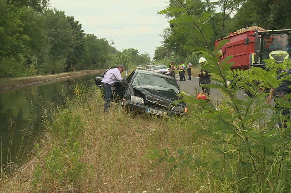 Carro submerso em vale em Coimbra. Mulher ficou ferida