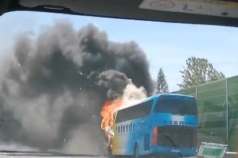 Chamas consomem autocarro de passageiros na A1 em Vila Franca de Xira