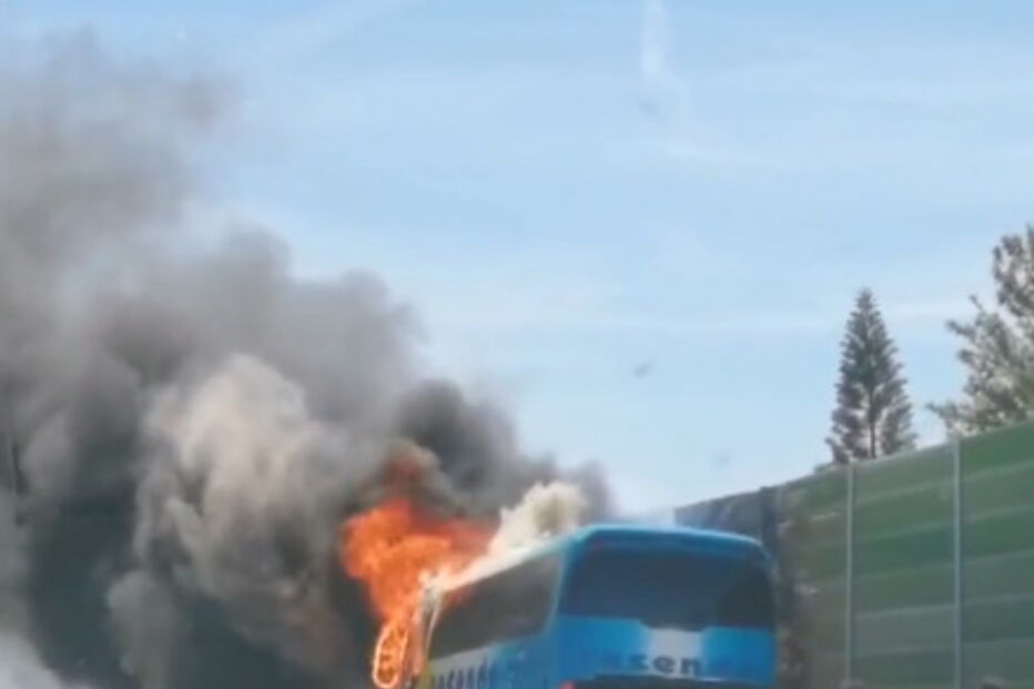 Chamas consomem autocarro de passageiros na A1 em Vila Franca de Xira