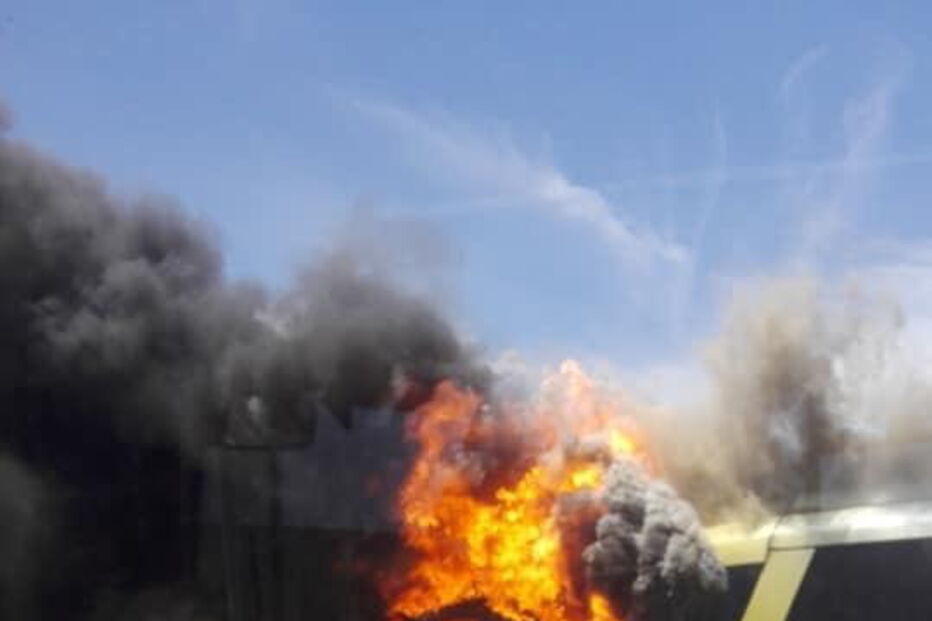 Chamas consomem autocarro de passageiros na A1 em Vila Franca de Xira