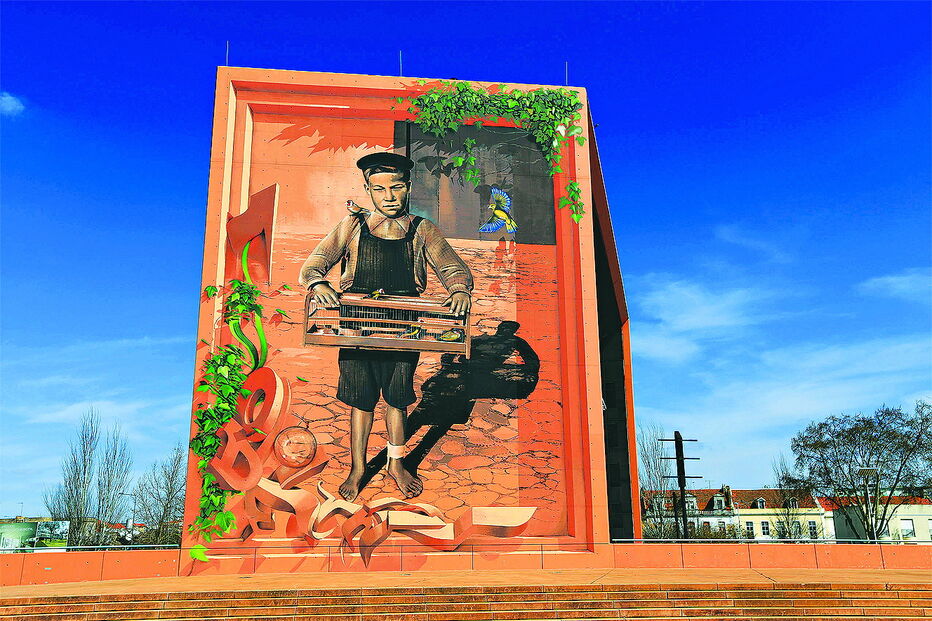 Em Setúbal, no Auditório do largo José Afonso, 'O rapaz que vendia pássaros na cidade de Setúbal' do artista Odeith 