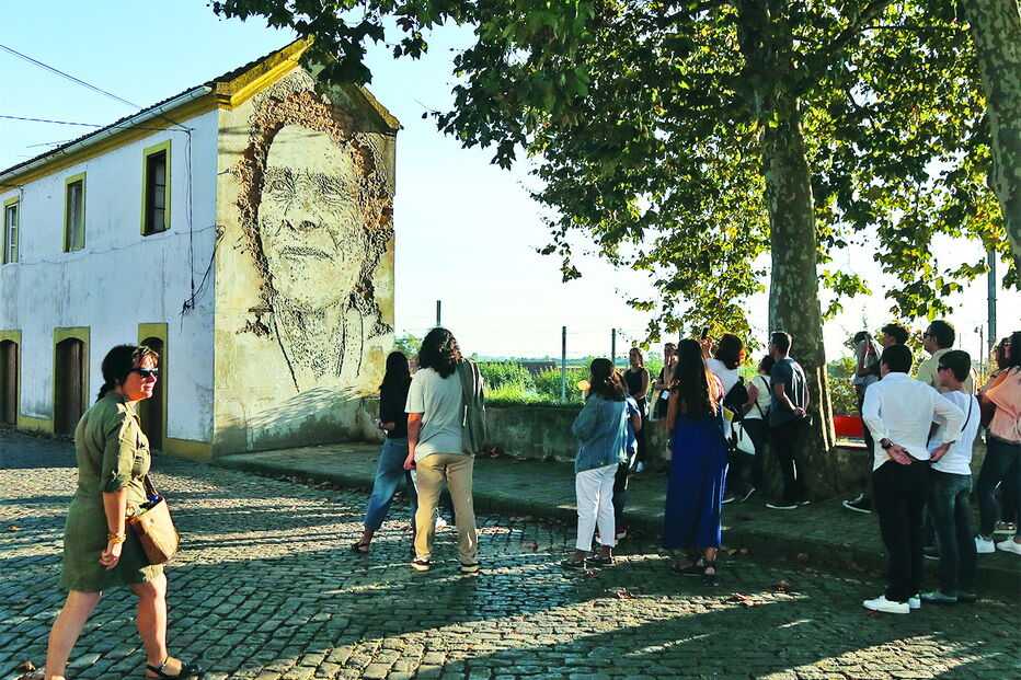 Florinda, última mulher nos arrozais tradicionais. Obra do artista Vhils localizada na Rua Dr. Dionísio de Moura 73, junto à estação da CP de Estarreja 