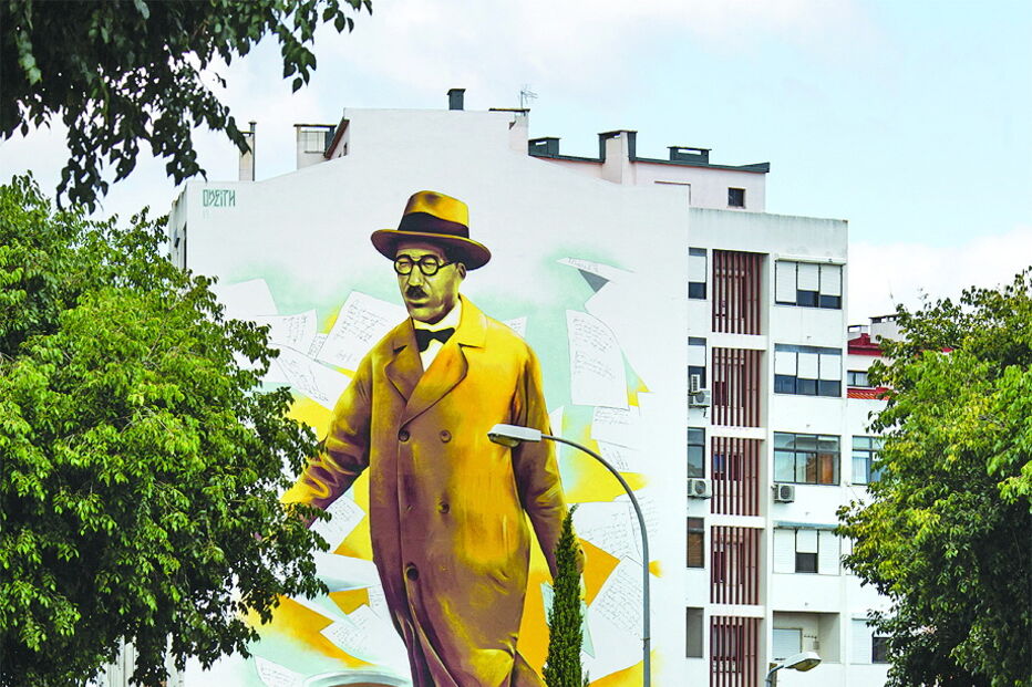 Fernando Pessoa de oito andares precisou de 200 latas de spray, na Rua Manuel Ribeiro de Paiva, Falagueira, Amadora. Obra do artista Odeith