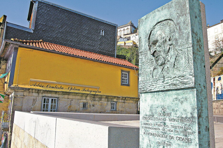 Duque da ribeira resgatava do mar na Praça Duque da Ribeira, Porto. Obra do artista José Rodrigues