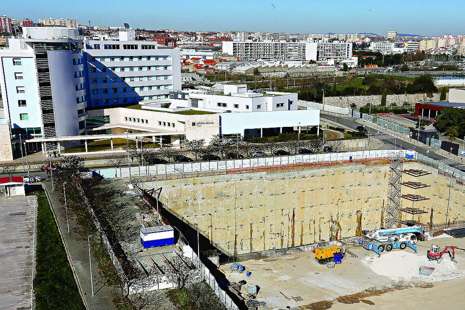 Moradores protestaram em 2017 por obras de ampliação do Hospital Cuf Descobertas revelarem solos contaminados  