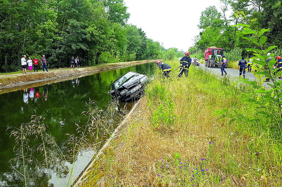 Mulher ferida após carro que conduzia cair dentro de uma vala em Coimbra	